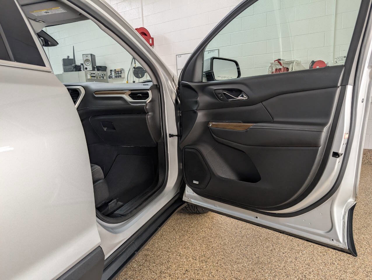 Used 2018 GMC Acadia SLE AWD/4WD image 20