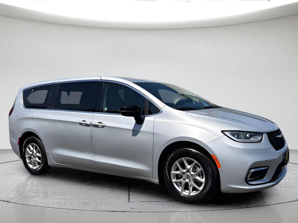 Used 2024 Chrysler Pacifica Touring-L FWD image 2
