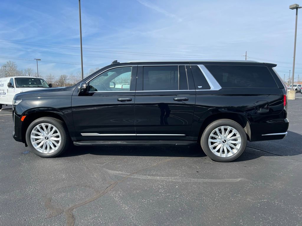 Used 2024 Cadillac Escalade ESV Luxury image 3