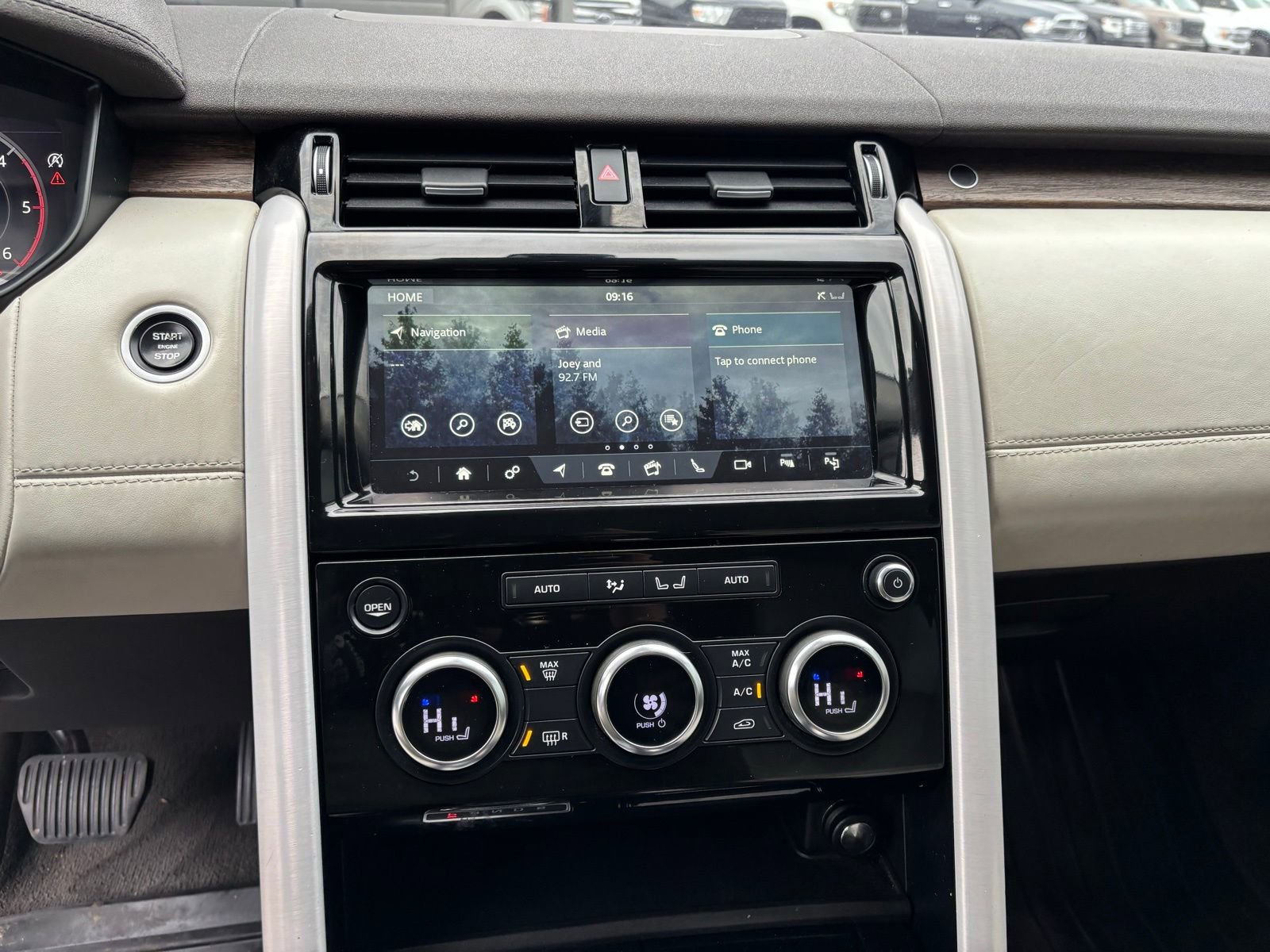 Used 2018 Land Rover Discovery HSE Luxury image 16