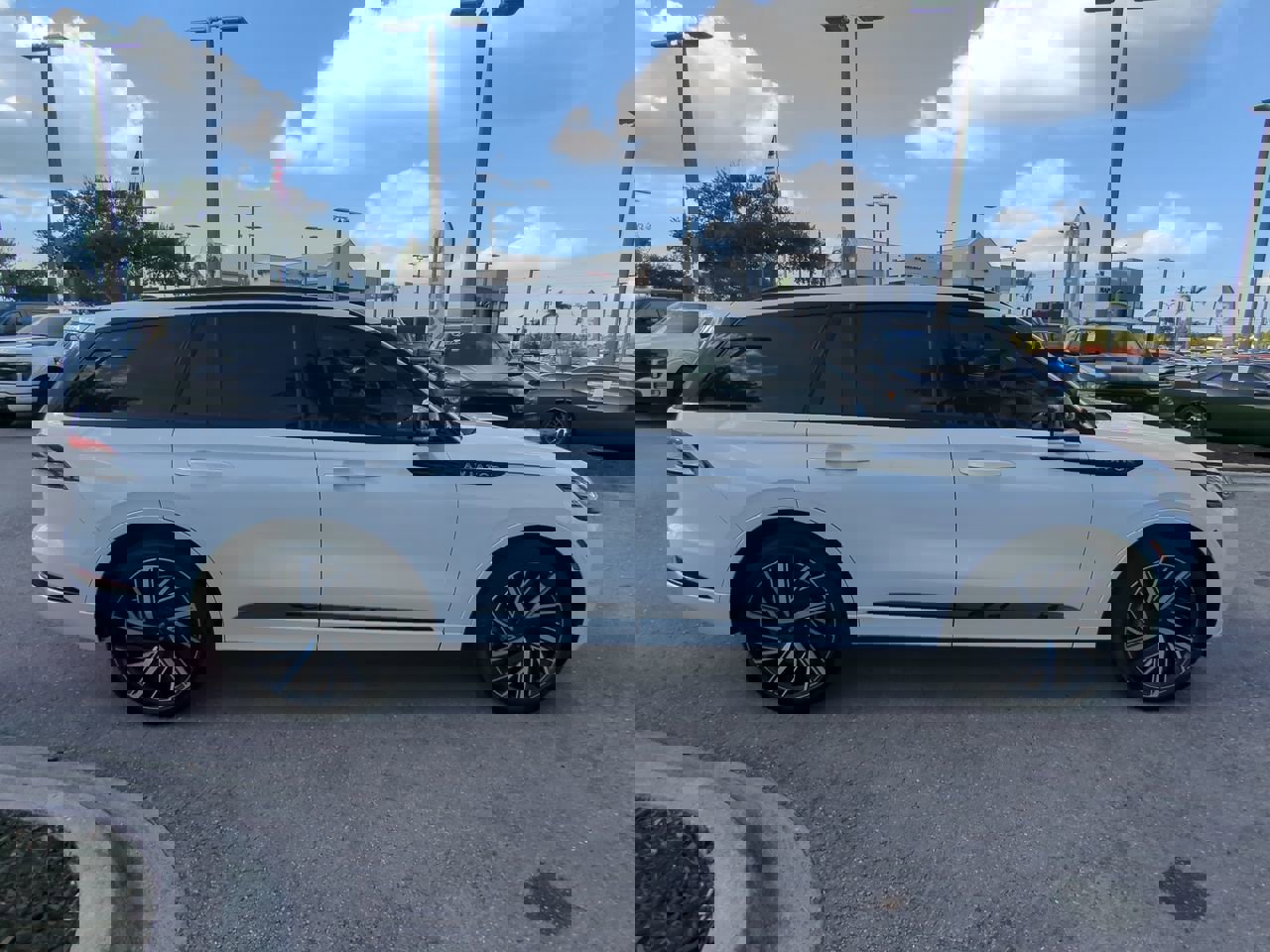 Used 2025 Lincoln Aviator Black Label w/ Jet Appearance Package image 4