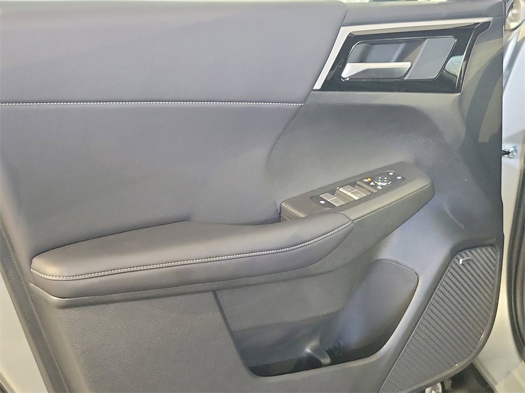 New 2025 Mitsubishi Outlander SE image 13