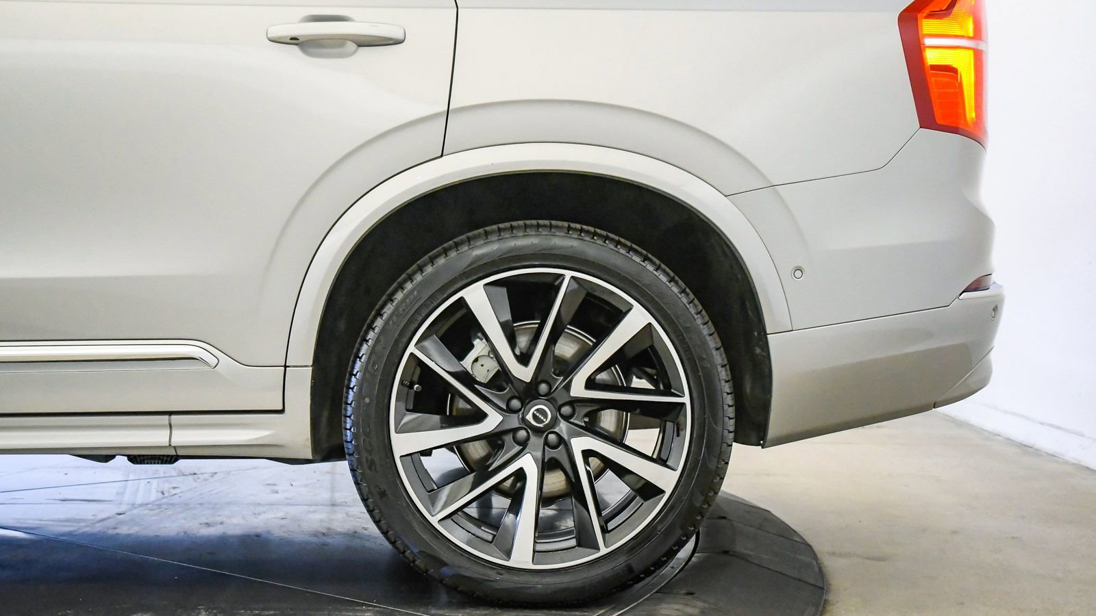 Used 2023 Volvo XC90 B6 Plus w/ Protection Package Premier image 11