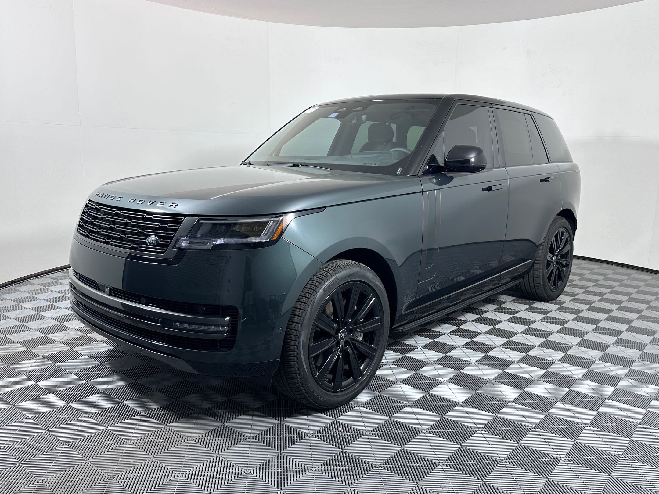Used 2025 Land Rover Range Rover SE