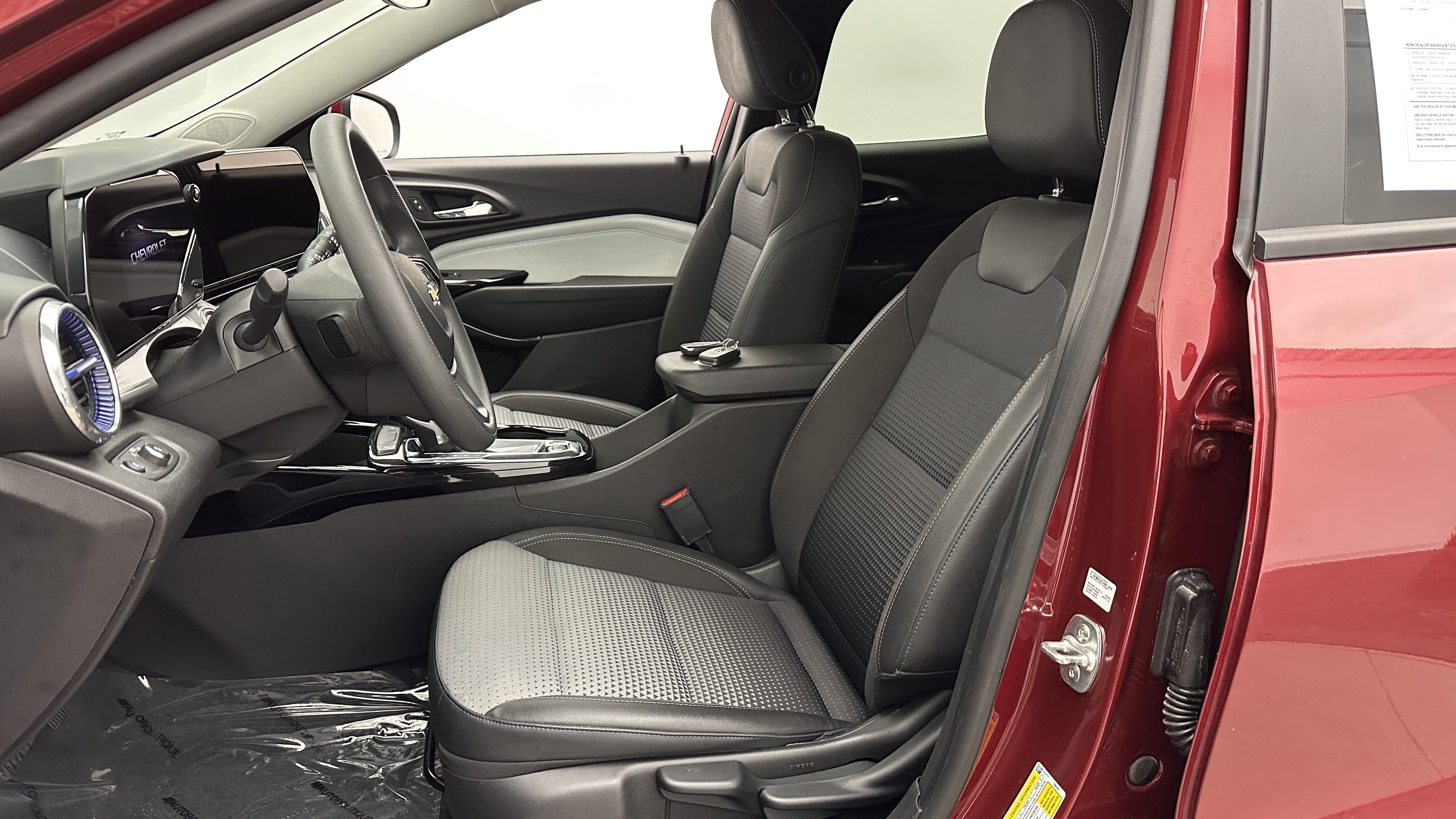 Used 2025 Chevrolet Trax LT FWD image 13