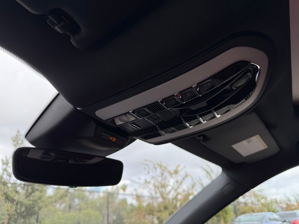 Used 2025 Porsche Macan image 17