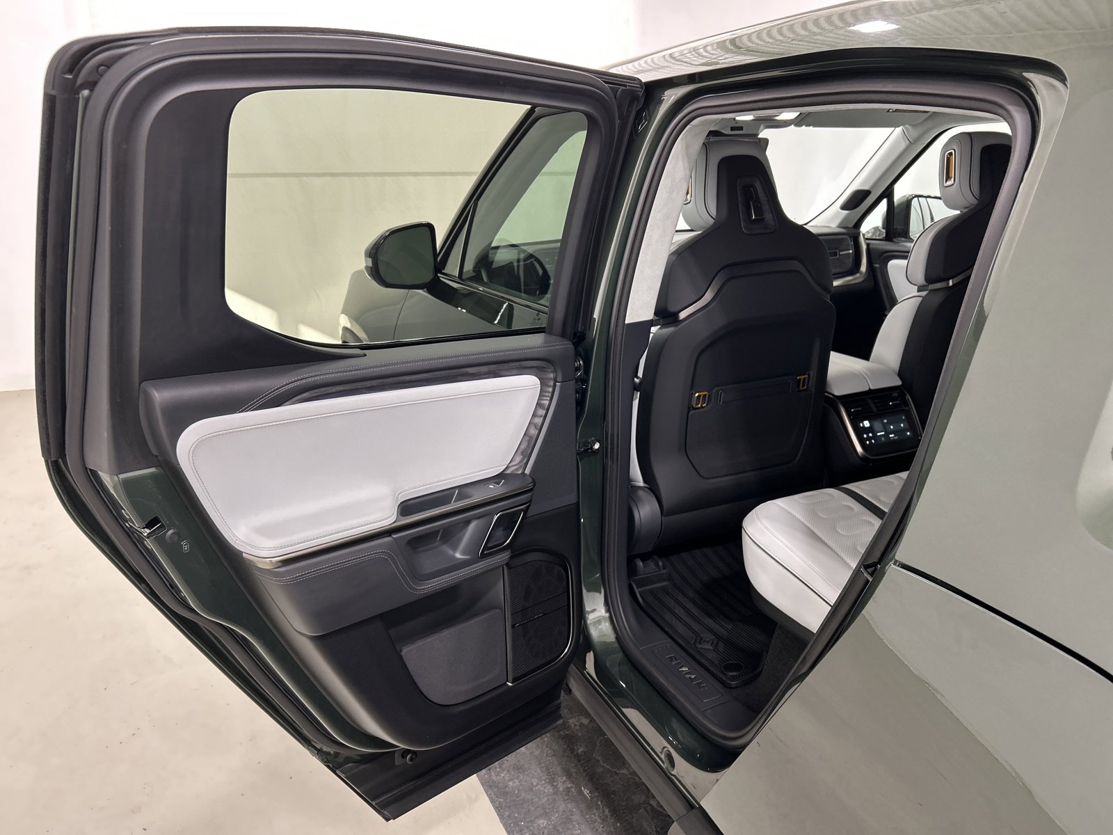 Used 2022 Rivian R1T Adventure image 17