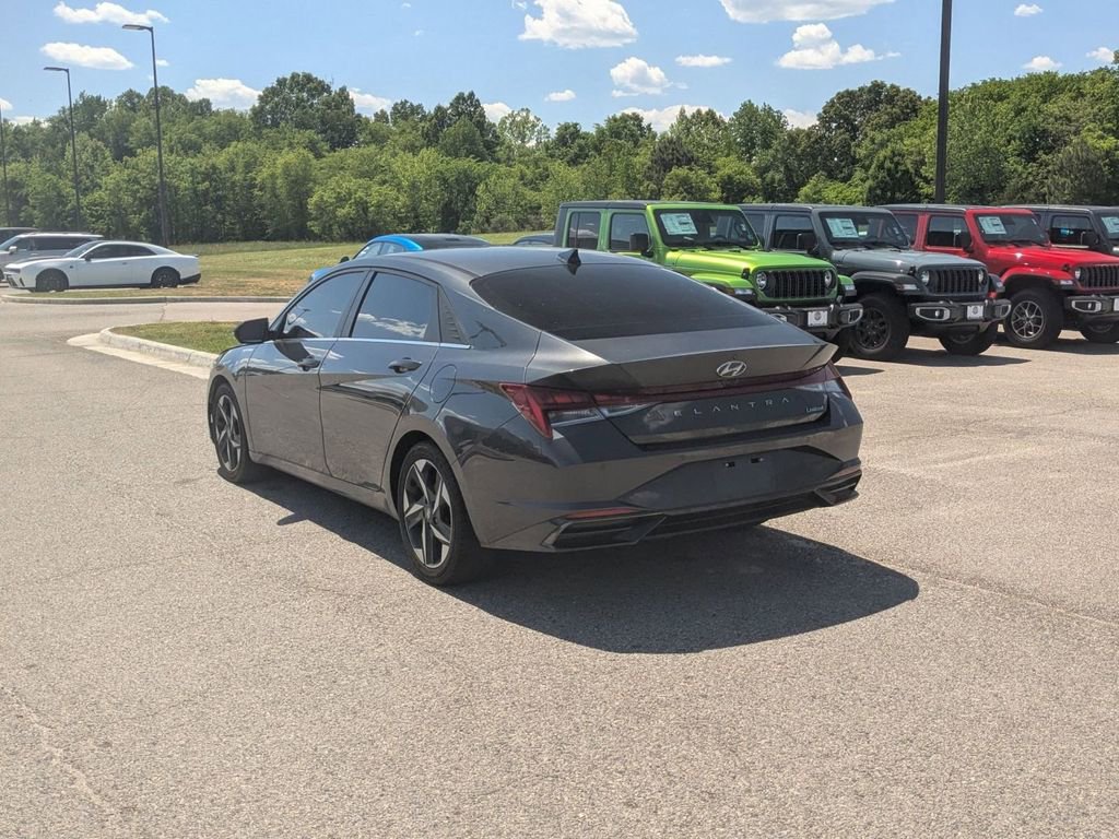 Used 2022 Hyundai Elantra Limited FWD image 3