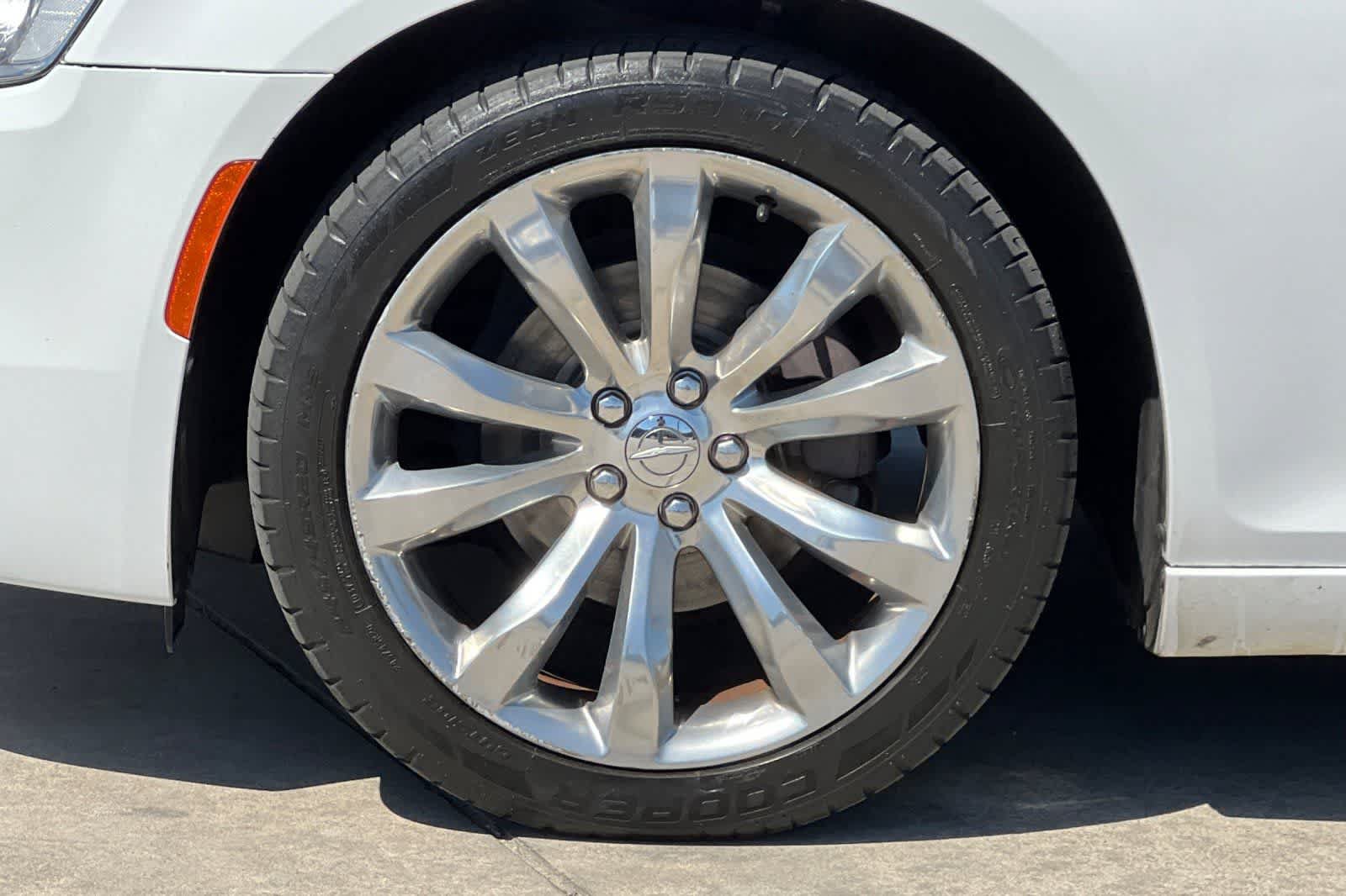 Used 2019 Chrysler 300 Limited RWD image 35