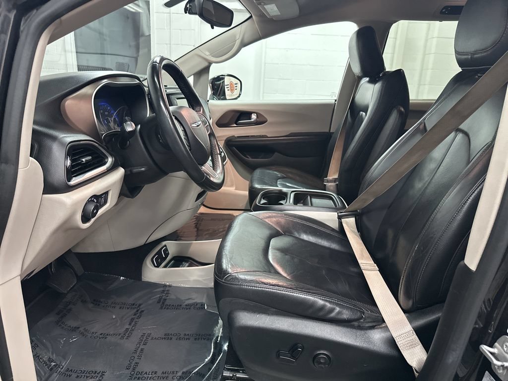 Used 2017 Chrysler Pacifica Touring-L FWD image 18