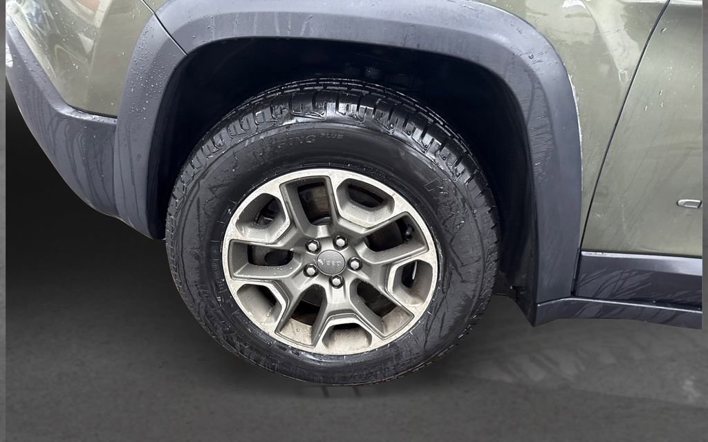 Used 2020 Jeep Cherokee Trailhawk image 12