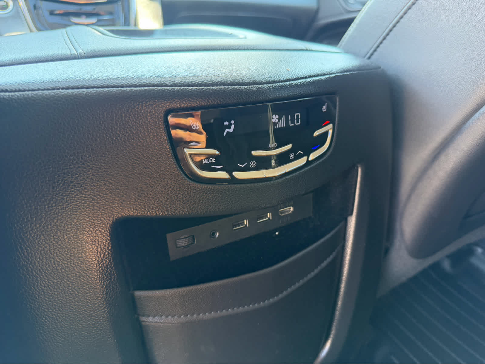 Used 2017 Cadillac Escalade ESV Luxury AWD/4WD image 27