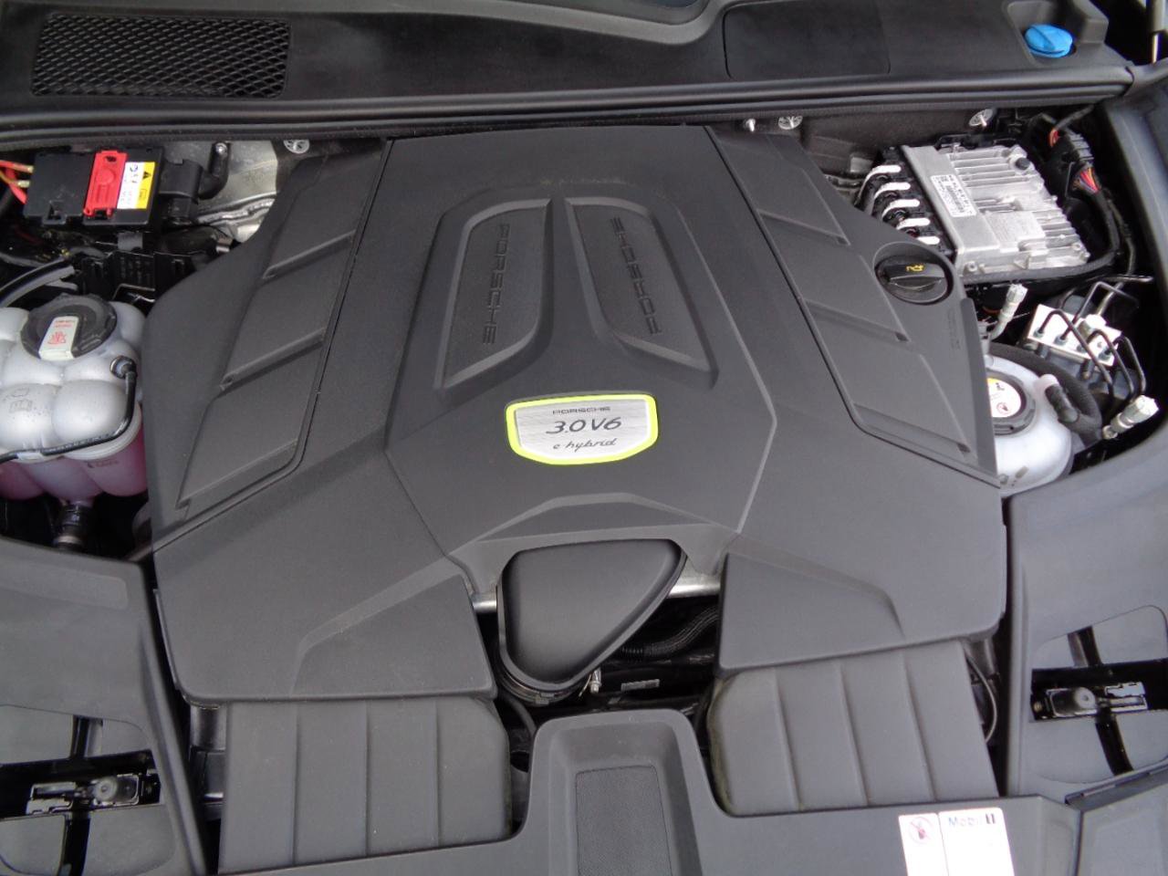 Used 2022 Porsche Cayenne Platinum Edition image 19