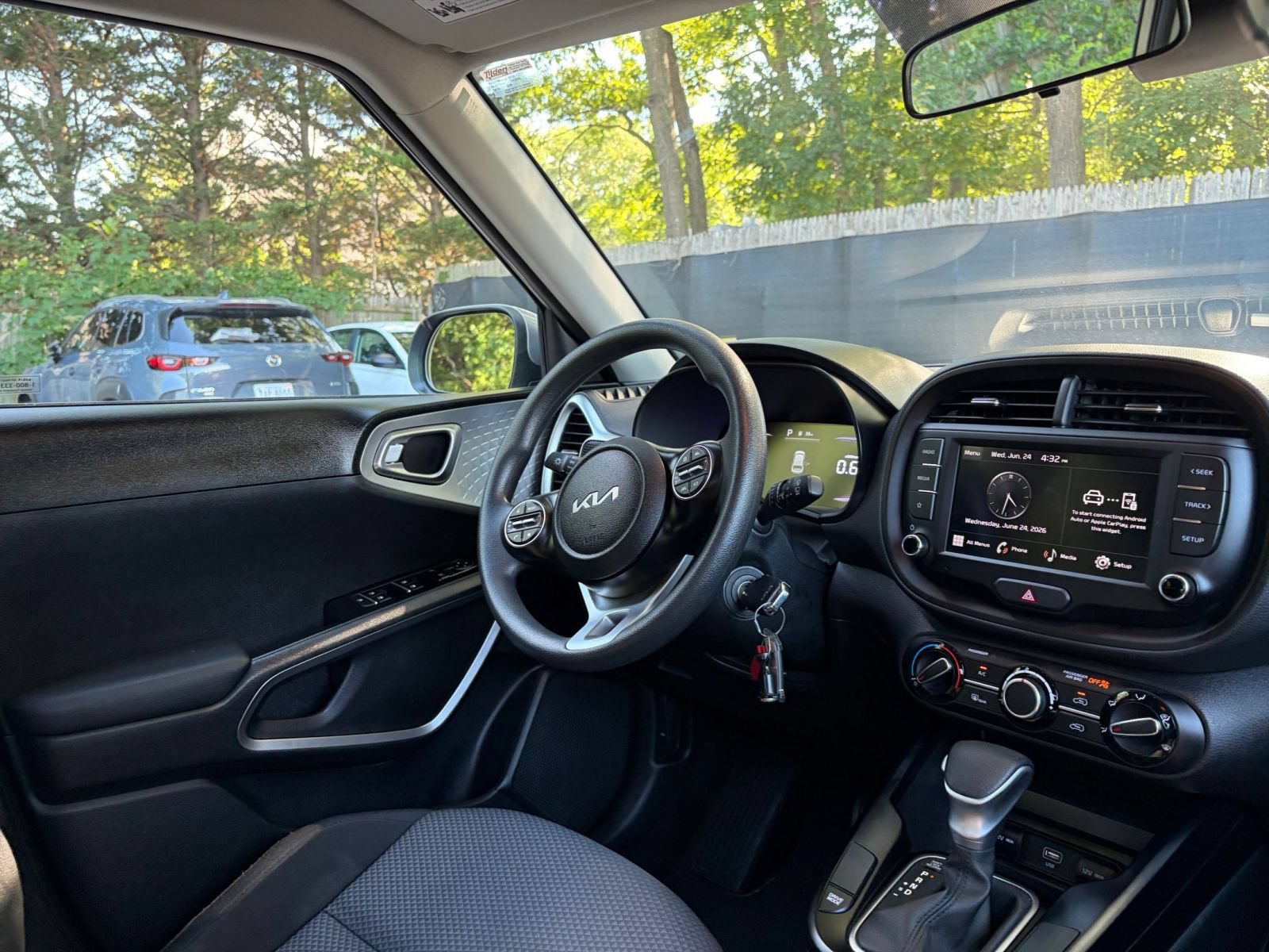 Used 2025 Kia Soul LX w/ LX Technology Package FWD image 32
