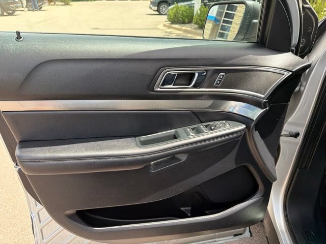 Used 2019 Ford Explorer XLT w/ Equipment Group 201A AWD/4WD image 12