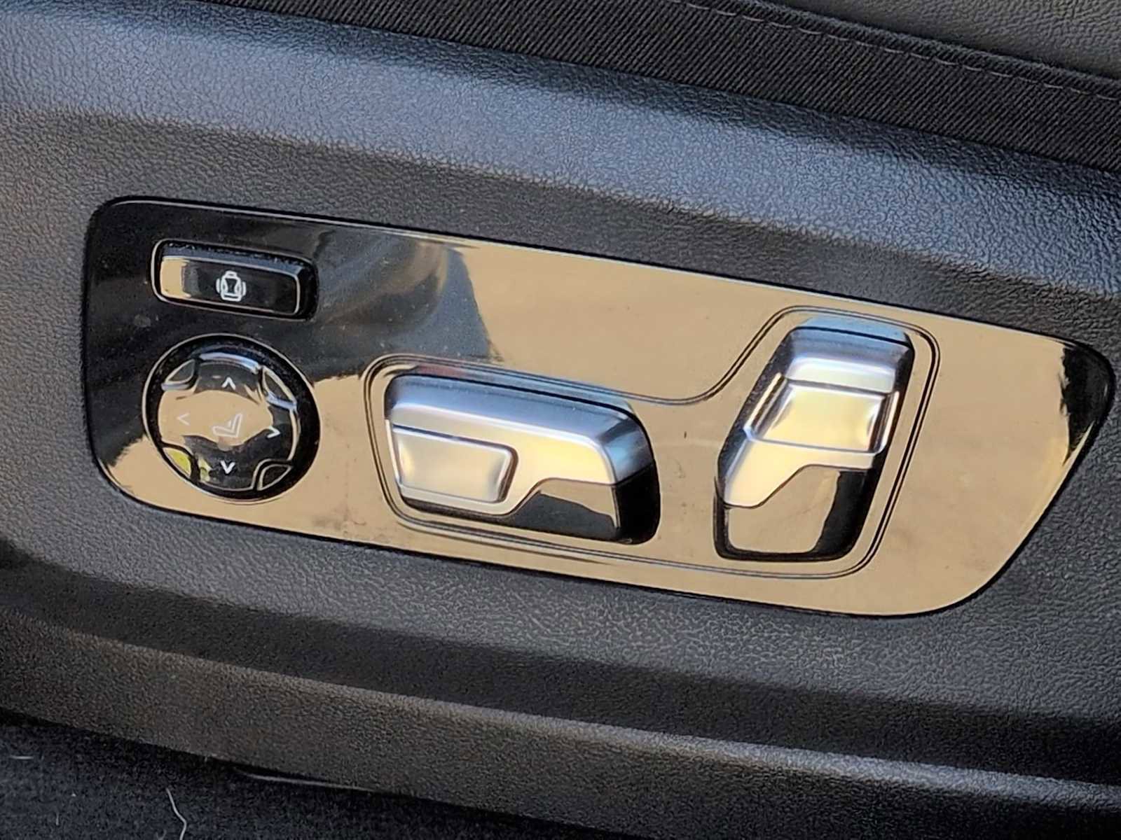 Used 2024 BMW X6 xDrive40i w/ Executive Package image 18