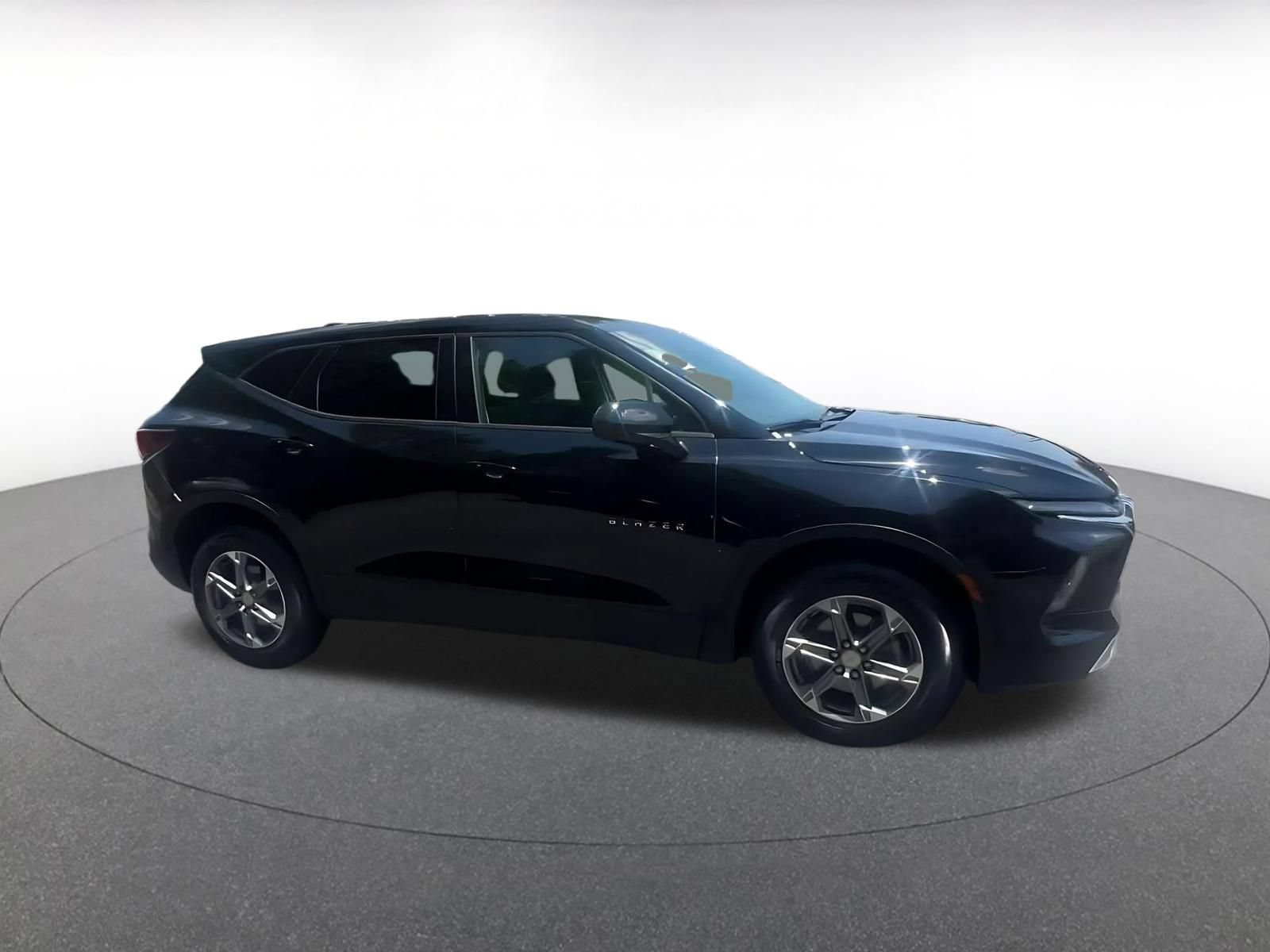 Used 2026 Chevrolet Blazer LT FWD image 2