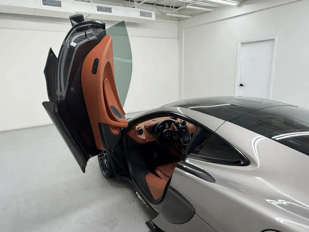 Used 2017 McLaren 570S RWD image 15