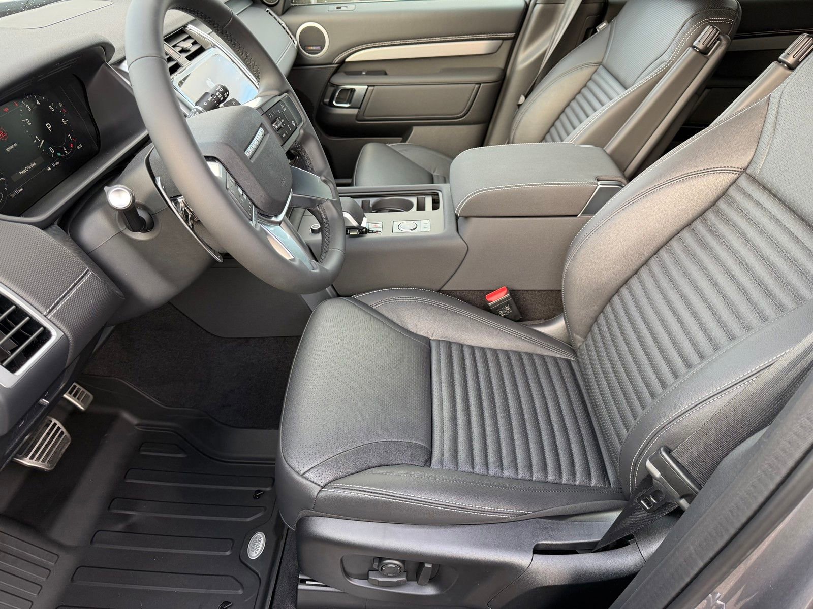 New 2026 Land Rover Discovery Dynamic SE image 9