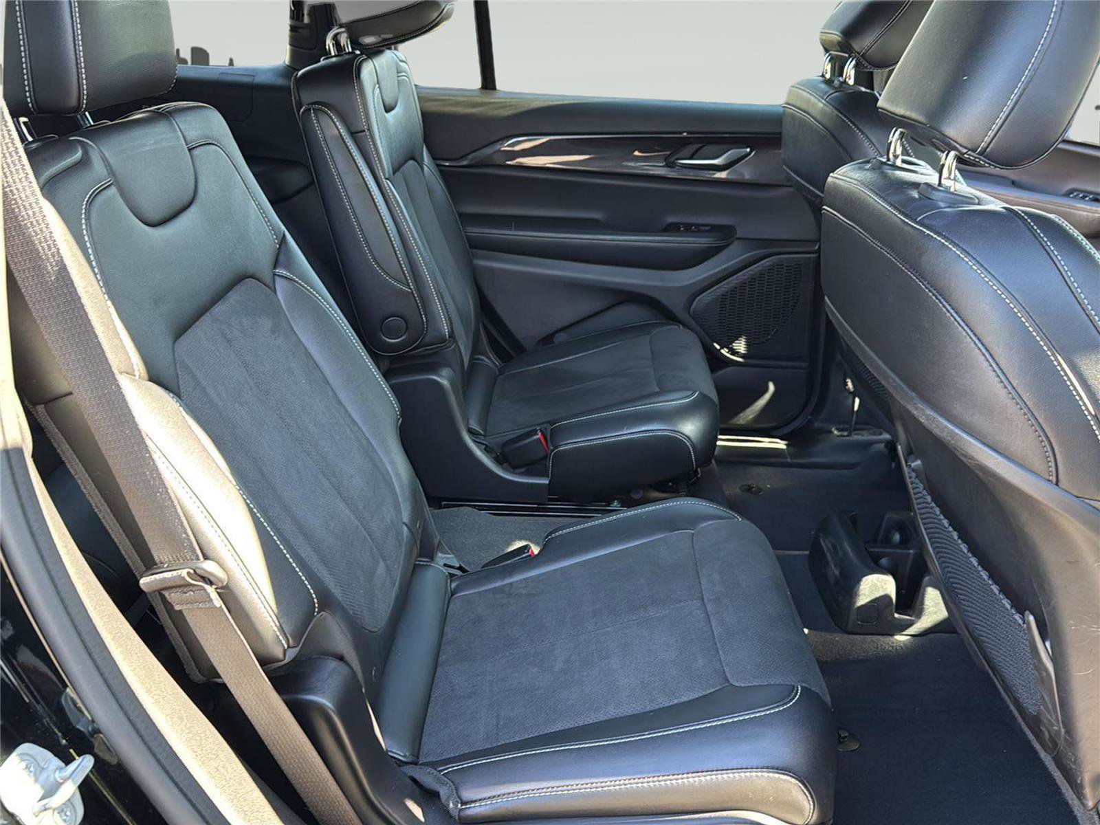 Used 2023 Jeep Grand Cherokee L Laredo image 33