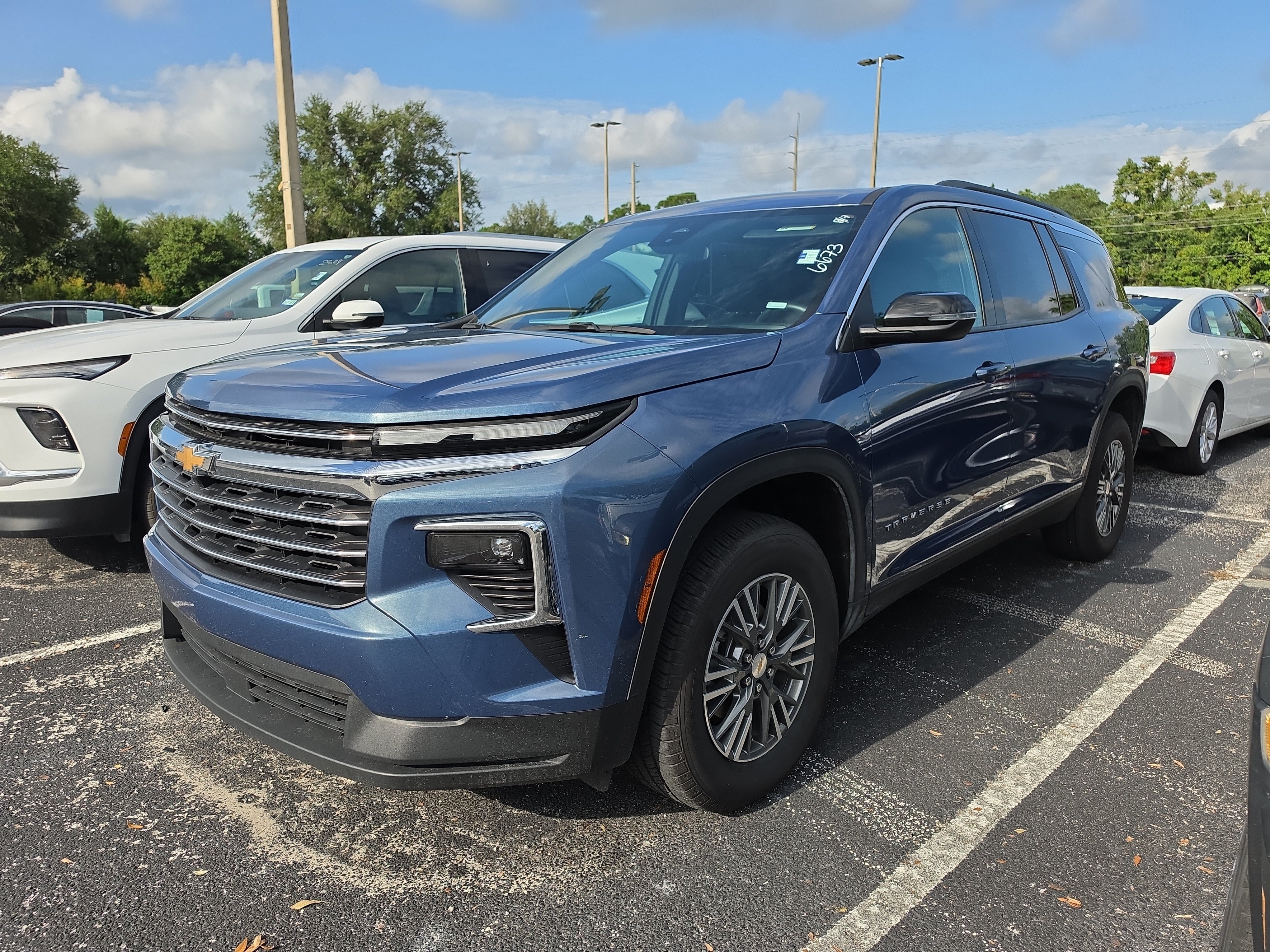 Used 2025 Chevrolet Traverse LT FWD image 7