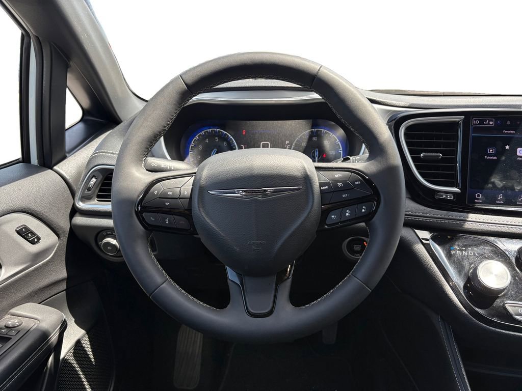 Used 2025 Chrysler Pacifica Limited FWD image 13