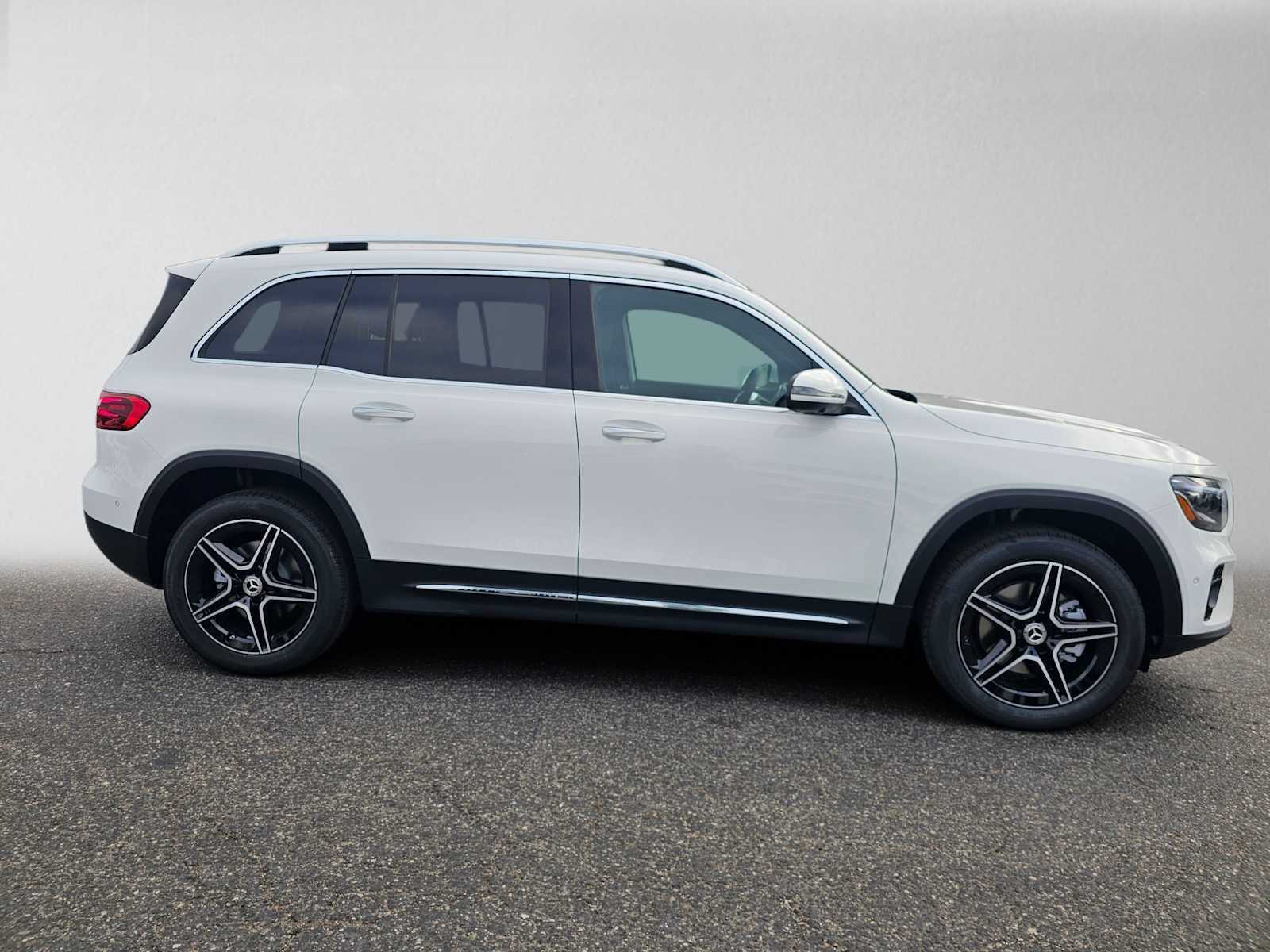 New 2026 Mercedes-Benz GLB 250 image 2