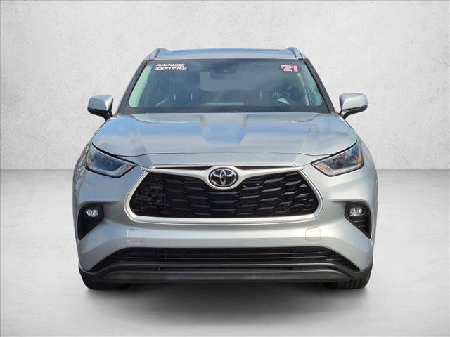 Used 2021 Toyota Highlander XLE AWD/4WD image 3