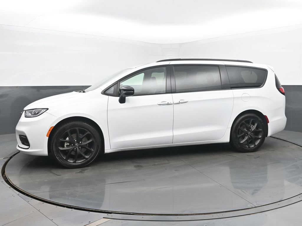 Used 2025 Chrysler Pacifica Limited image 2