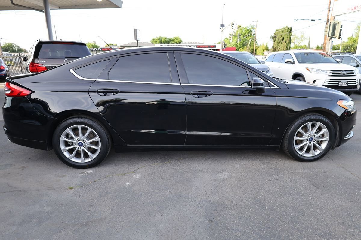 Used 2017 Ford Fusion SE w/ Fusion SE Technology Package FWD image 8