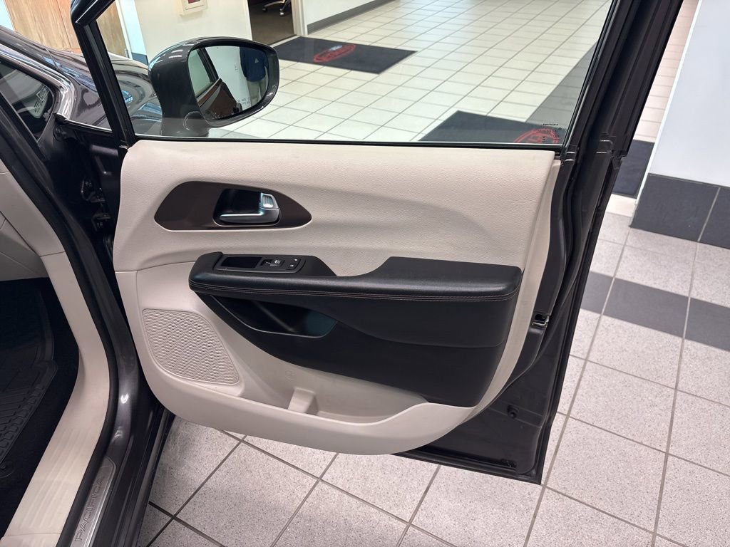 Used 2019 Chrysler Pacifica Touring-L Plus w/ Advanced Safetytec Group FWD image 19