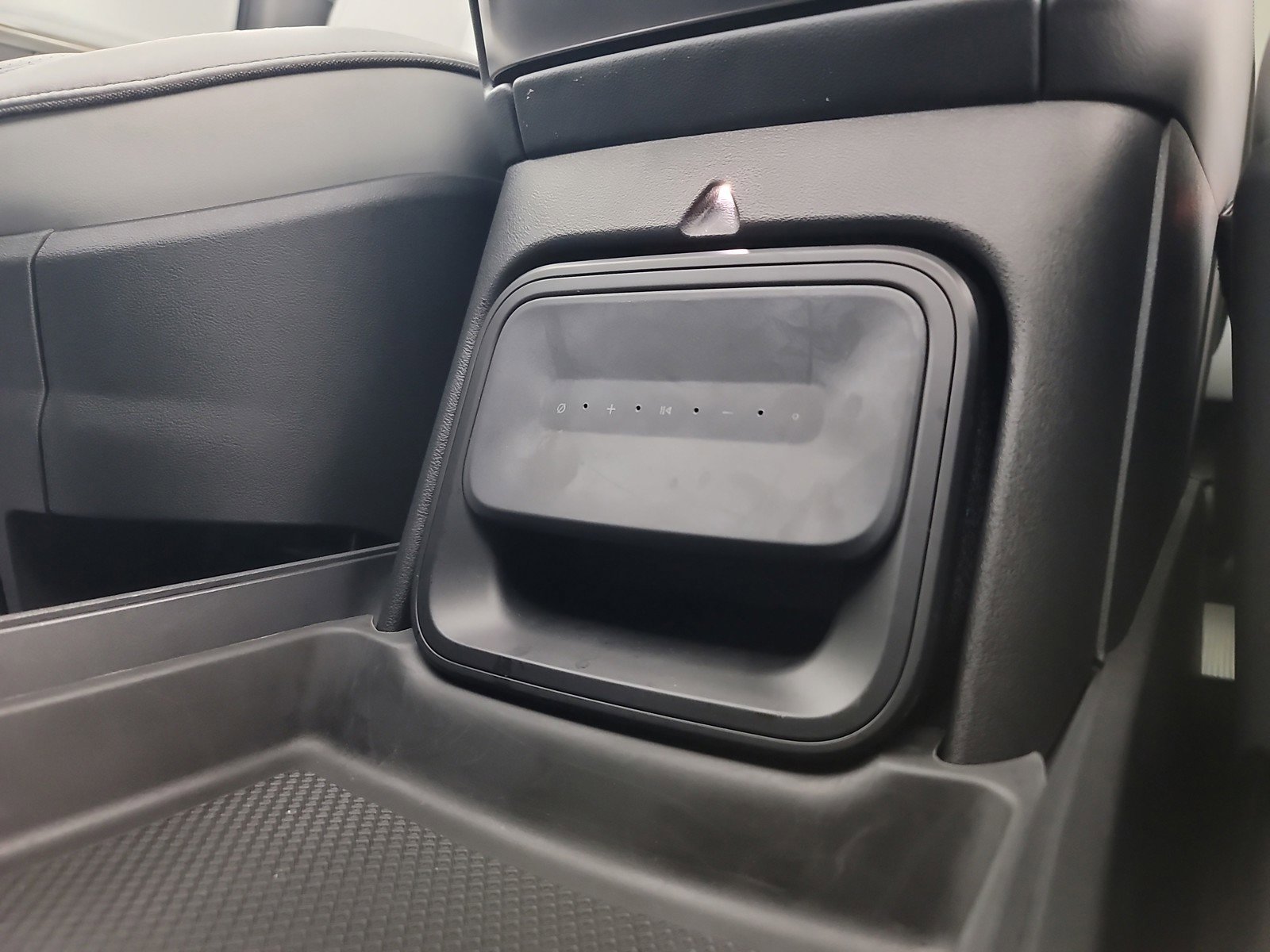 Used 2024 Rivian R1S Adventure image 33