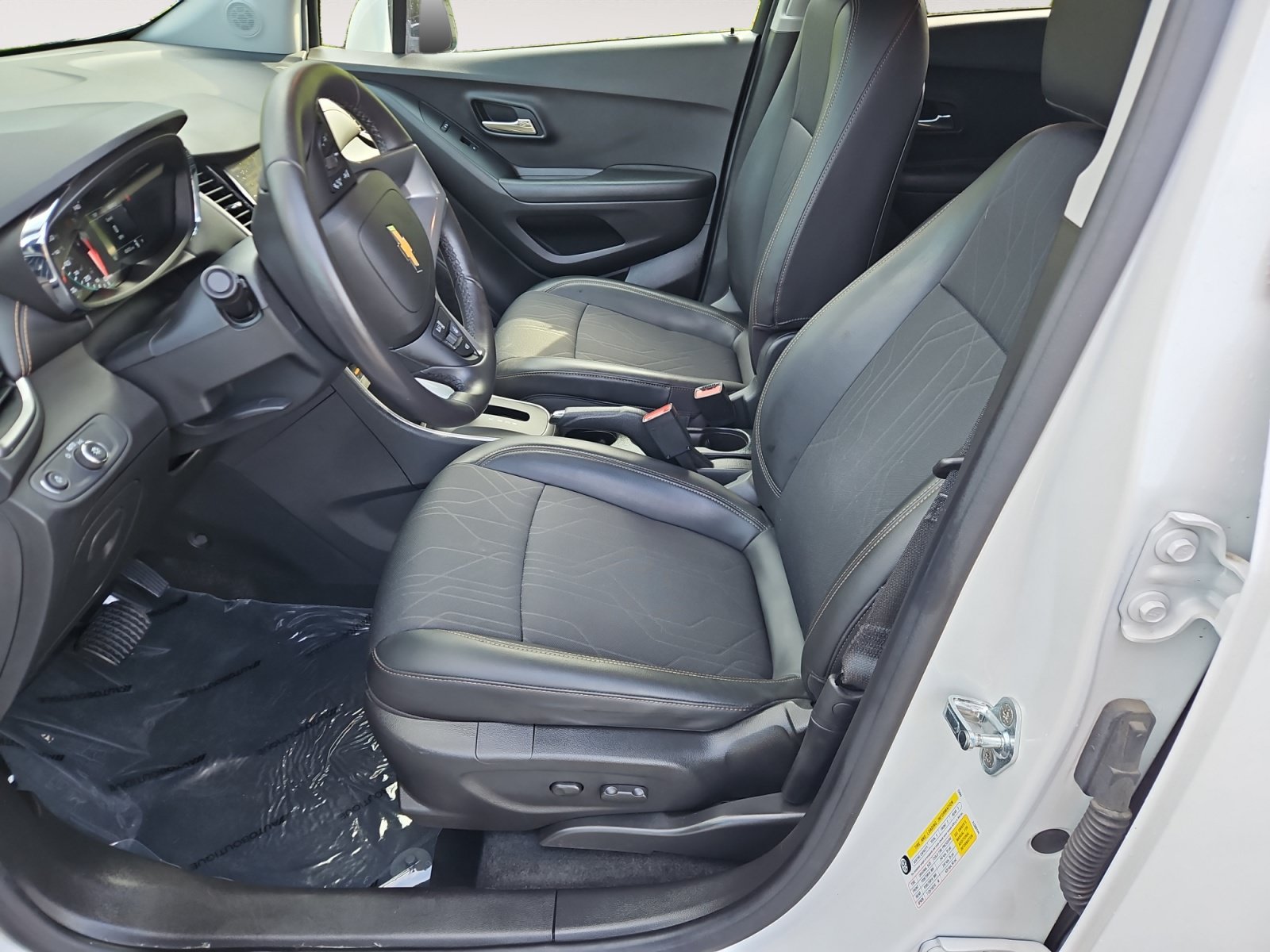 Used 2021 Chevrolet Trax LT w/ LT Convenience Package AWD/4WD image 9