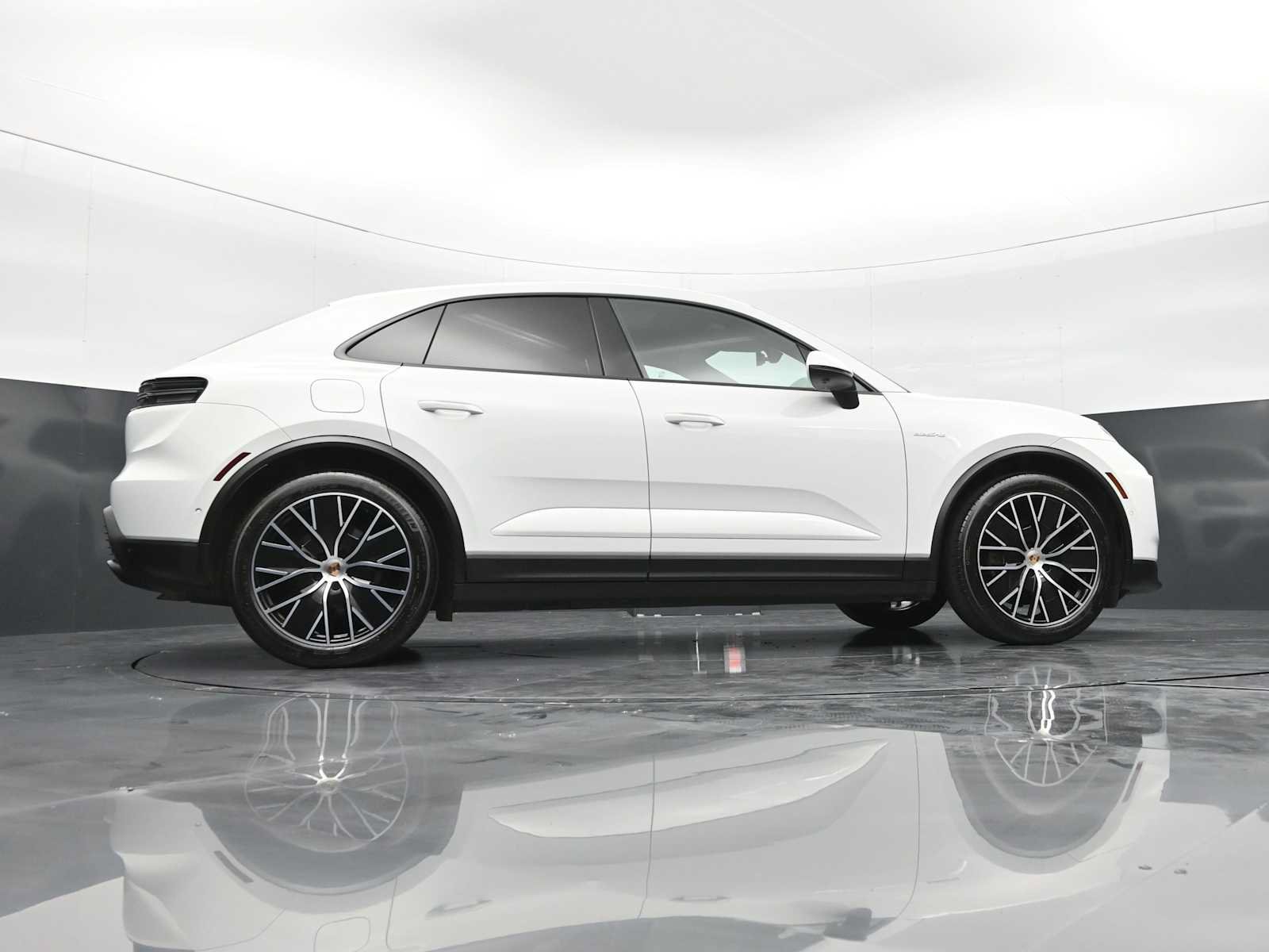 Certified 2025 Porsche Macan Electric RWD image 43