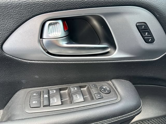 Used 2021 Chrysler Pacifica Touring-L w/ Uconnect Theater Family Group FWD image 15