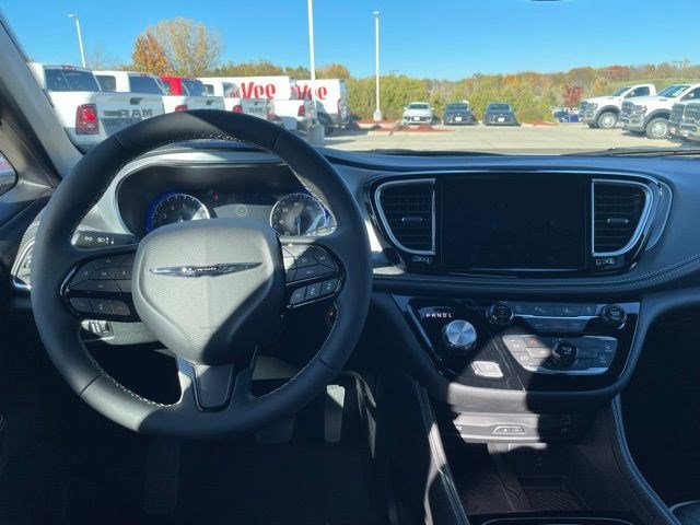 New 2026 Chrysler Pacifica Limited w/ Uconnect Theater Family Group image 11