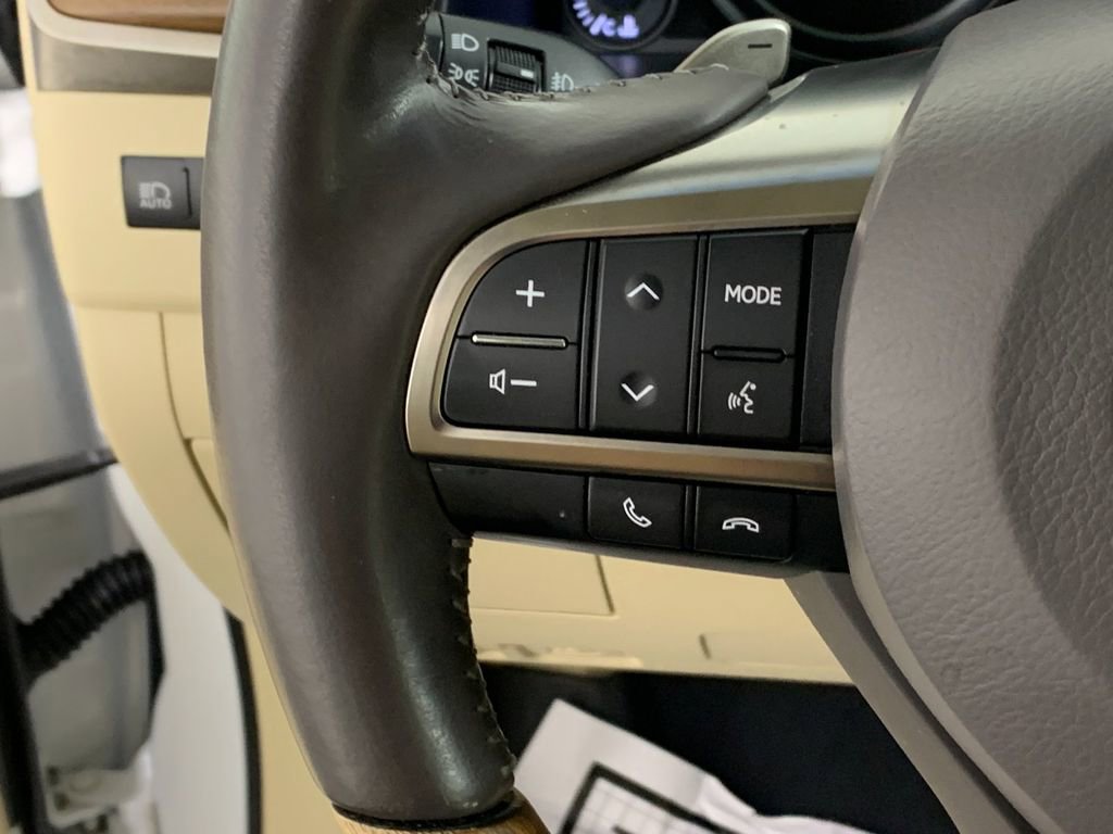 Used 2016 Lexus LX 570 4WD w/ Luxury Package image 19