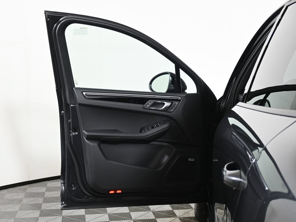 Used 2026 Porsche Macan AWD/4WD image 32