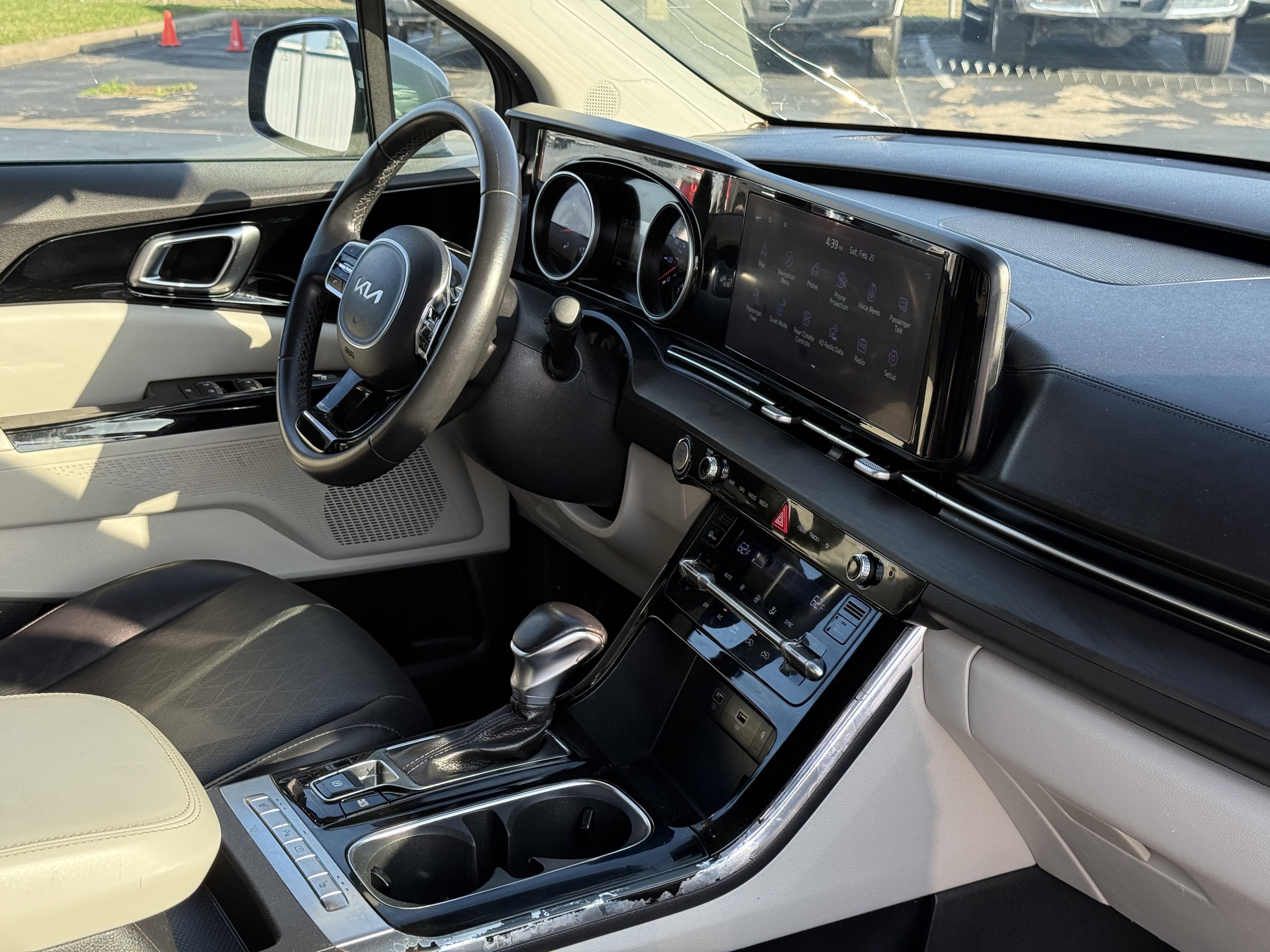 Used 2022 Kia Carnival EX image 15