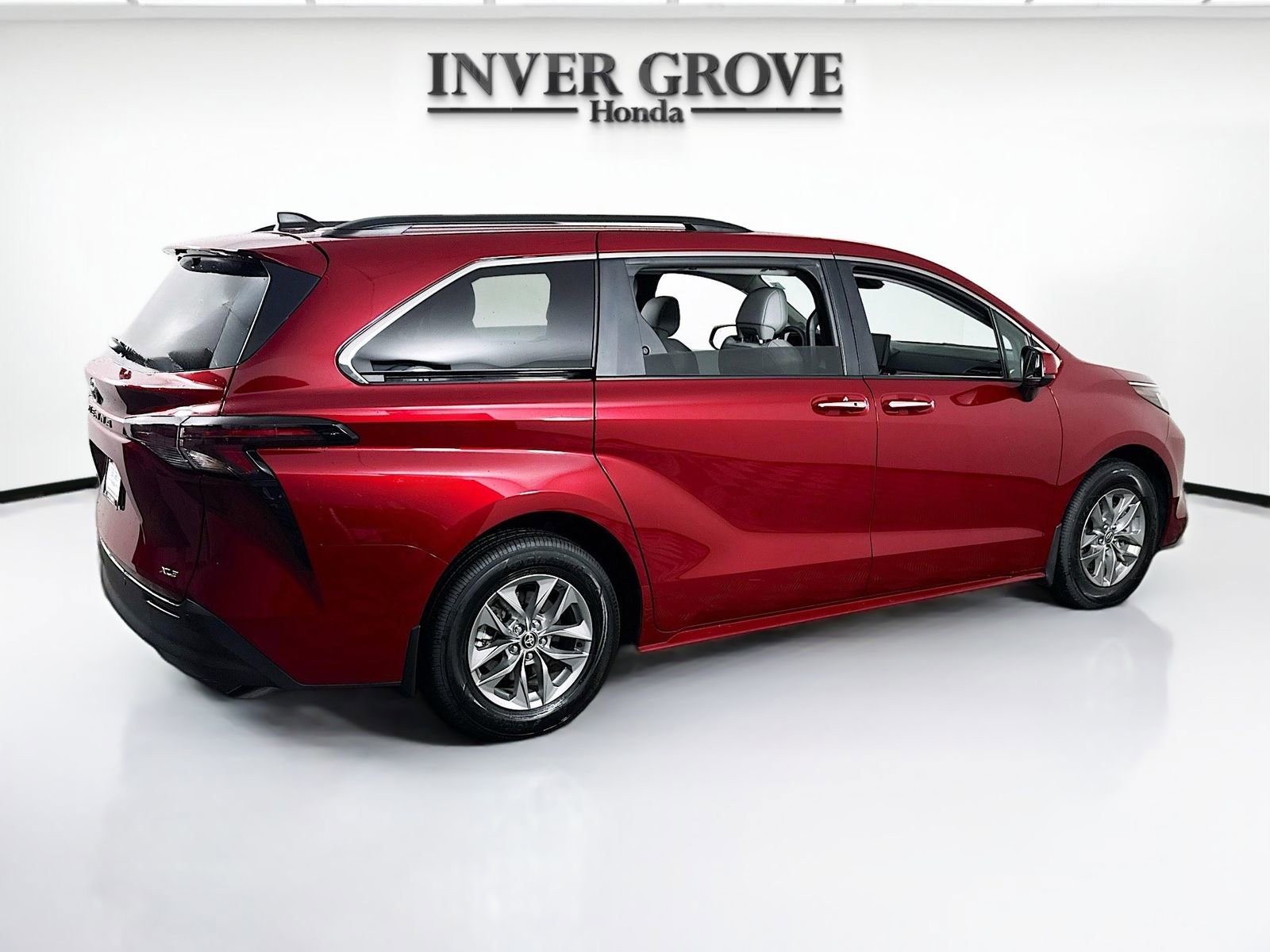 Used 2025 Toyota Sienna XLE w/ XLE Plus Package AWD/4WD image 5