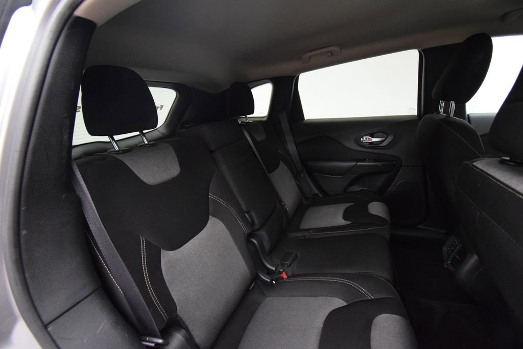 Used 2016 Jeep Cherokee Sport image 18