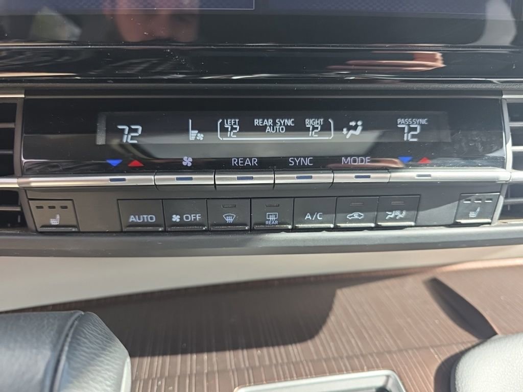 Used 2024 Toyota Sienna XLE image 31