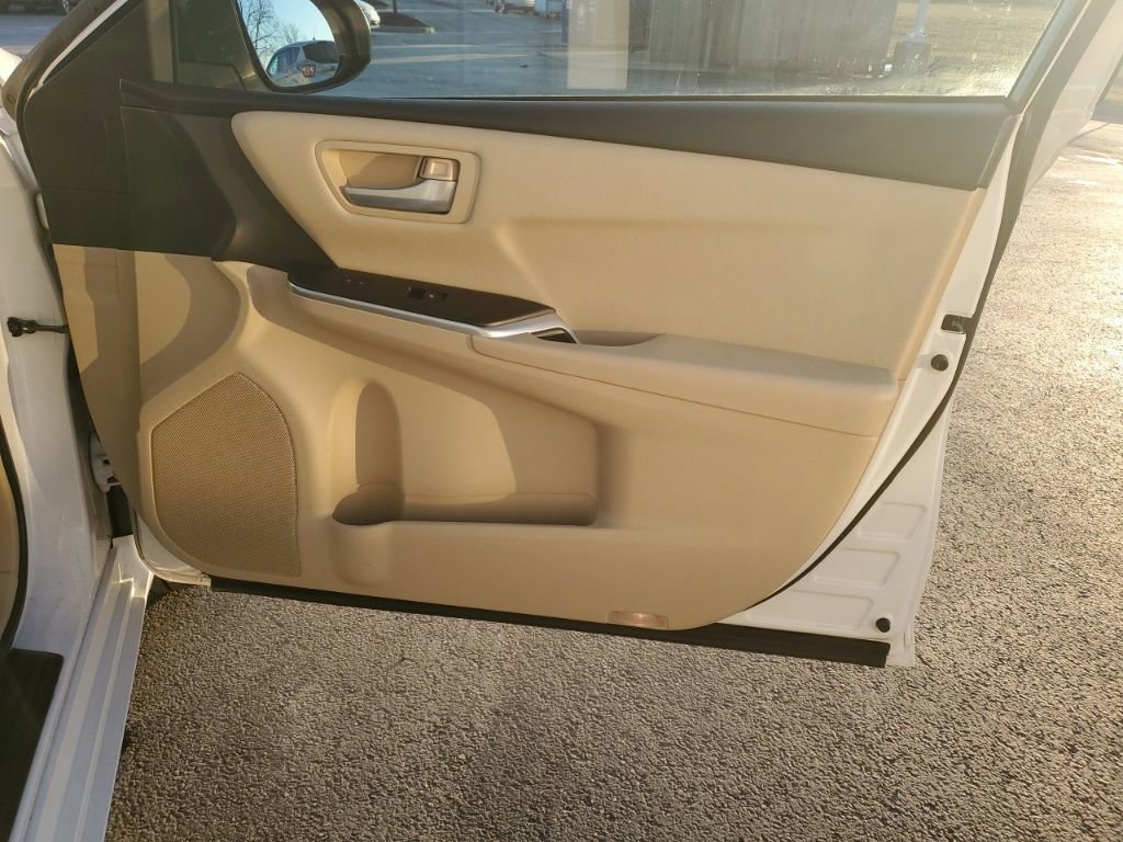 Used 2015 Toyota Camry LE image 27