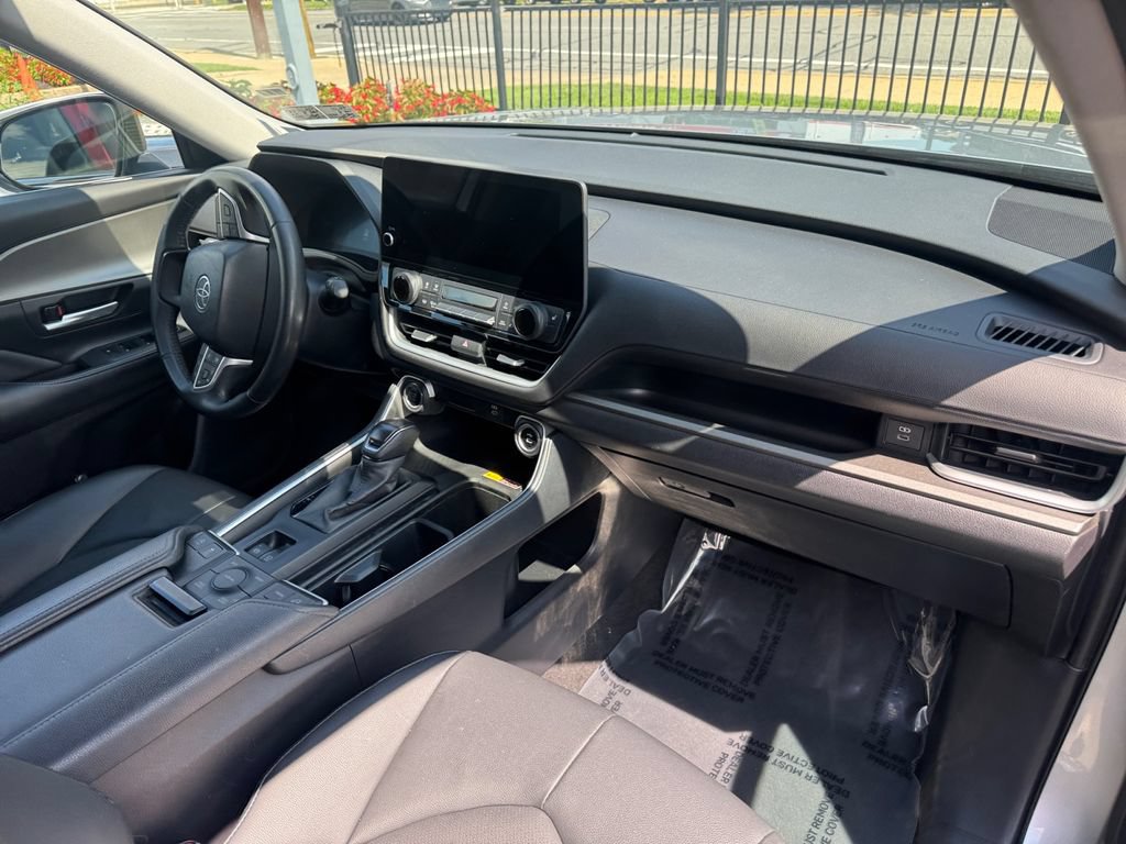 Used 2025 Toyota Grand Highlander AWD image 16