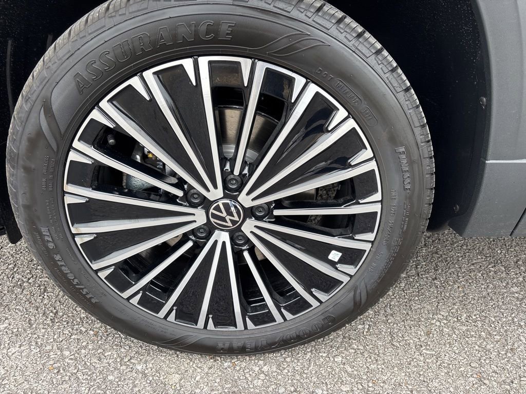New 2025 Volkswagen Taos SE image 6