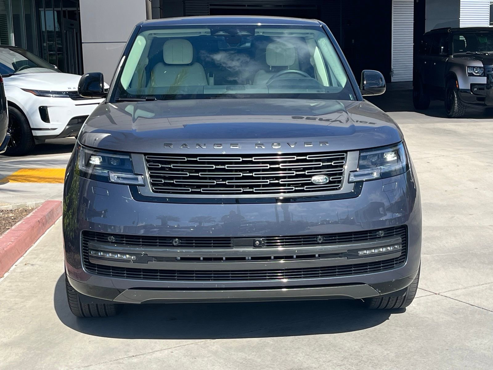 Used 2024 Land Rover Range Rover SE image 2