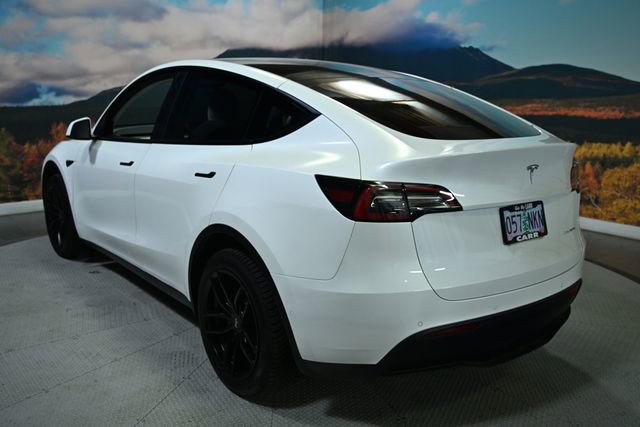 Used 2022 Tesla Model Y Long Range image 11