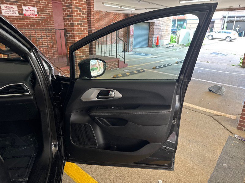 Used 2020 Chrysler Pacifica Touring w/ S Appearance Package FWD image 9