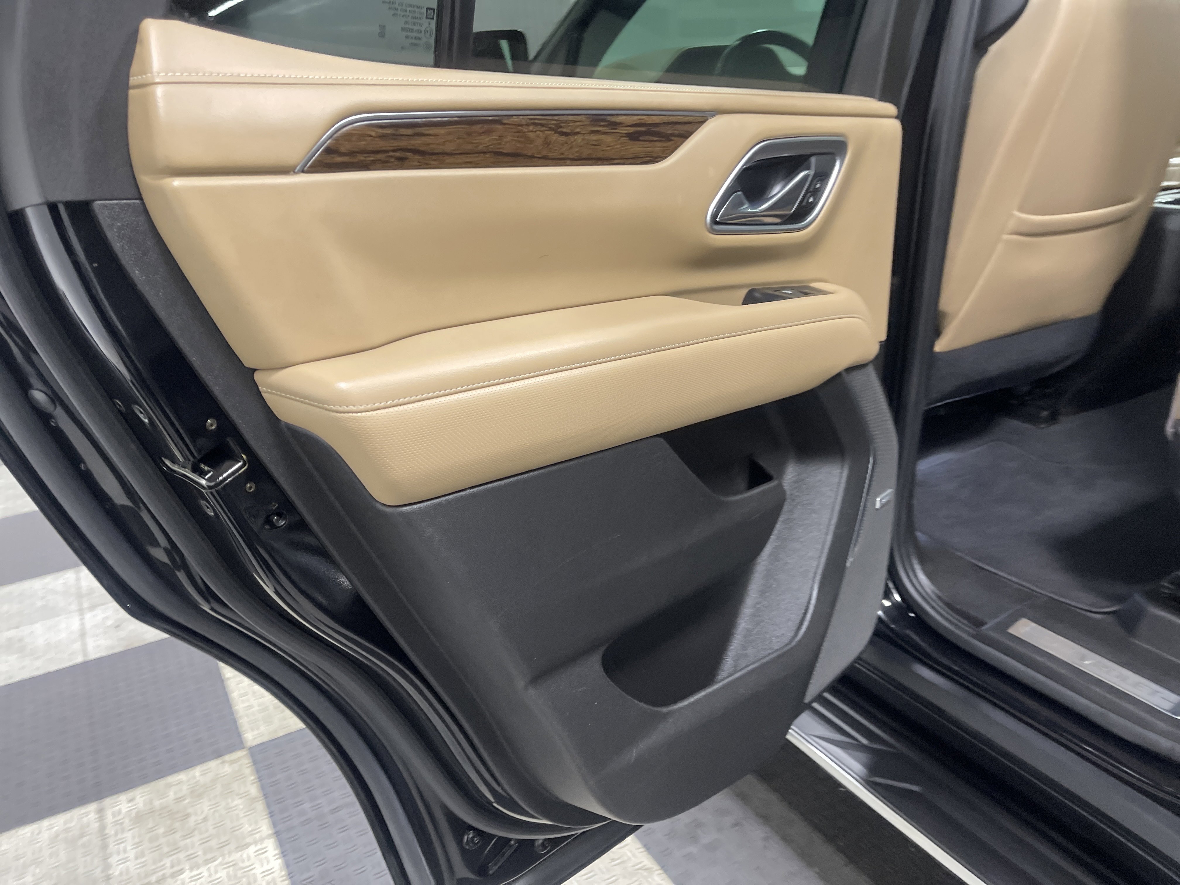 Used 2021 Chevrolet Tahoe Premier w/ Premium Package image 15