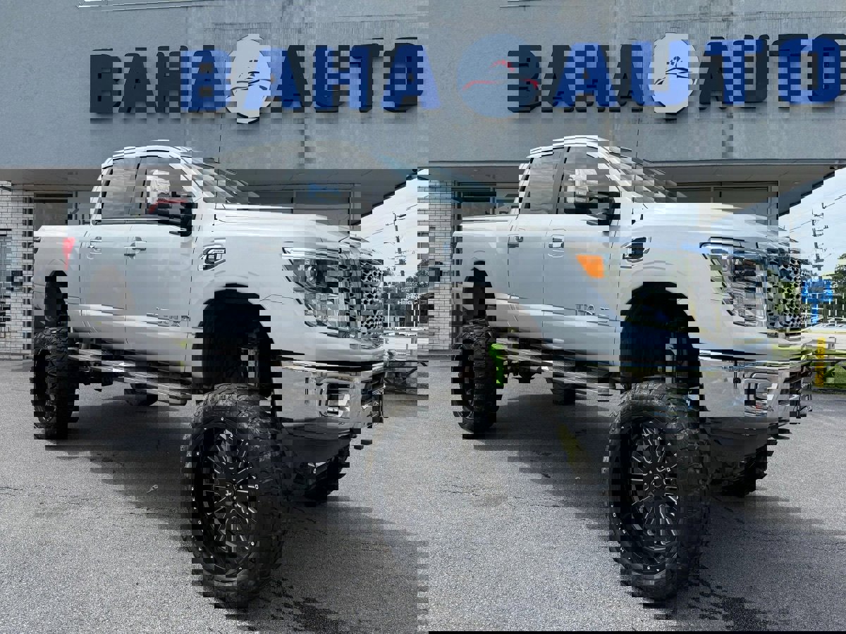 Used 2017 Nissan Titan SL image 3